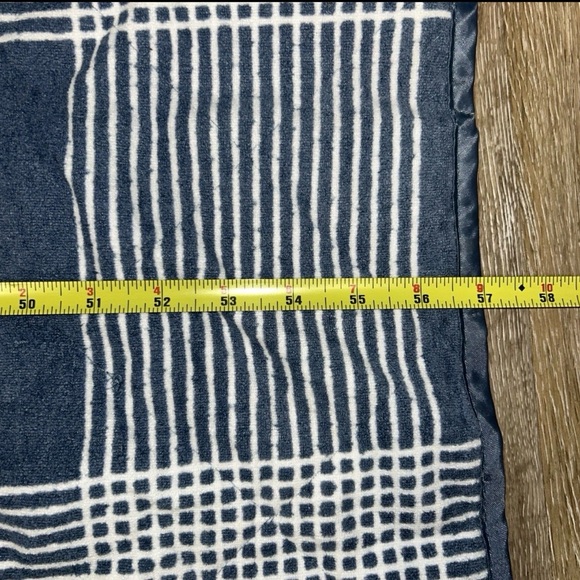 UGG Mischa Quilted Outdoor Blanket Hiking Beach Picnic Camping Gray White 60x72 - Picture 5 of 8